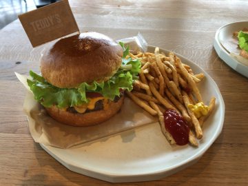 チェダーチーズバーガー テェディーズビガーバーガー 日向
